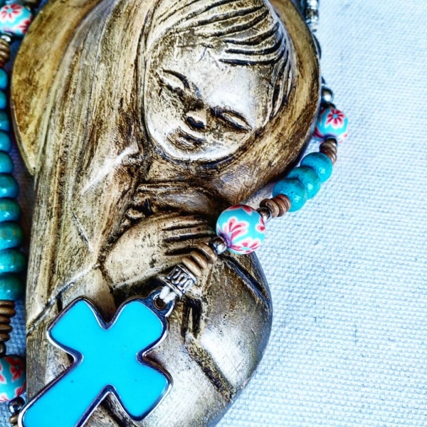 Rosario madera niña